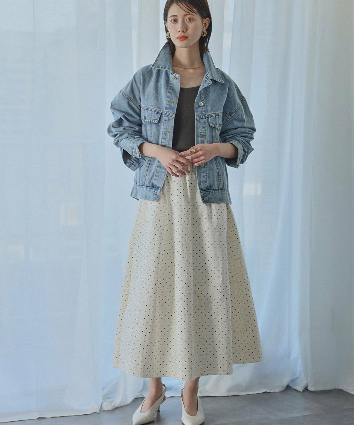 ドット柄のスカートを履いた女性