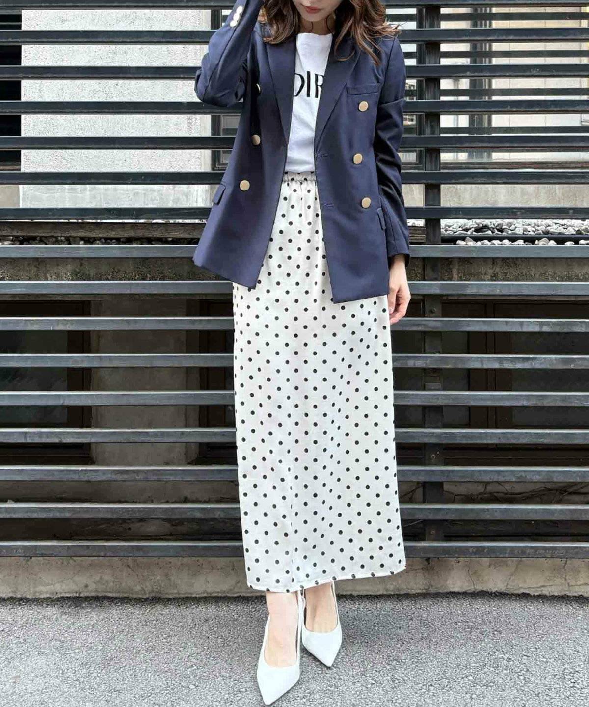 ドット柄のスカートを履いた女性