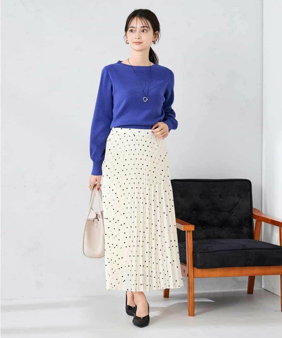 ドット柄のスカートを履いた女性