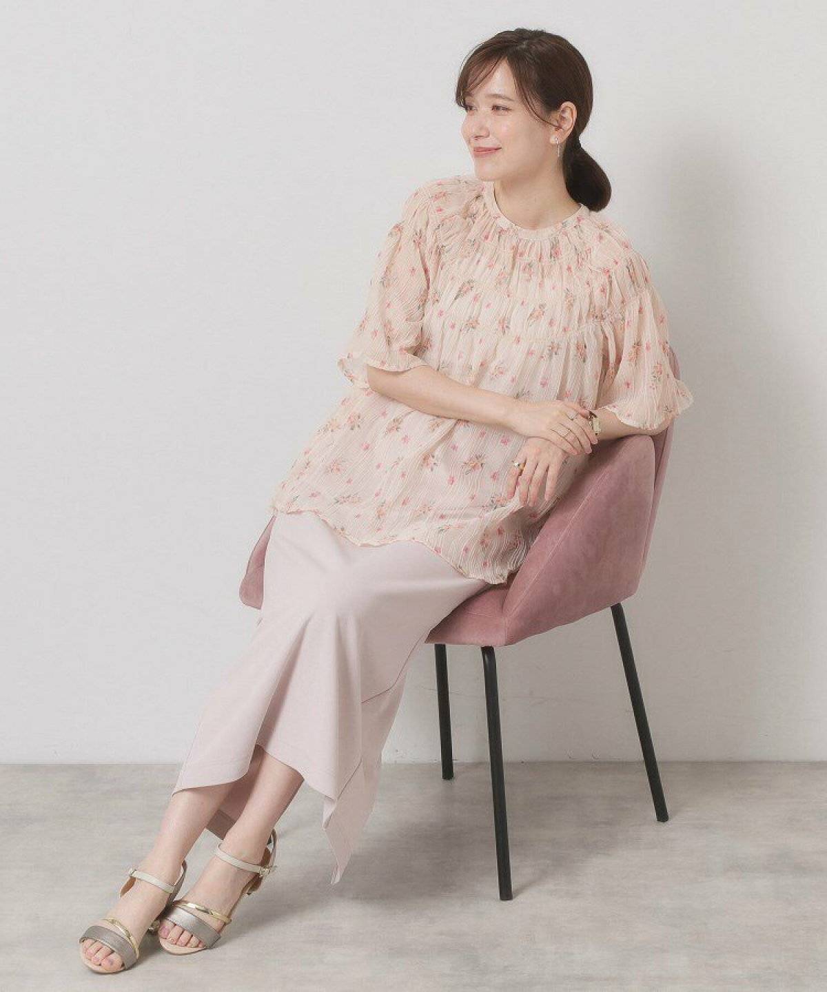 ベージュのワントーンコーデの女性