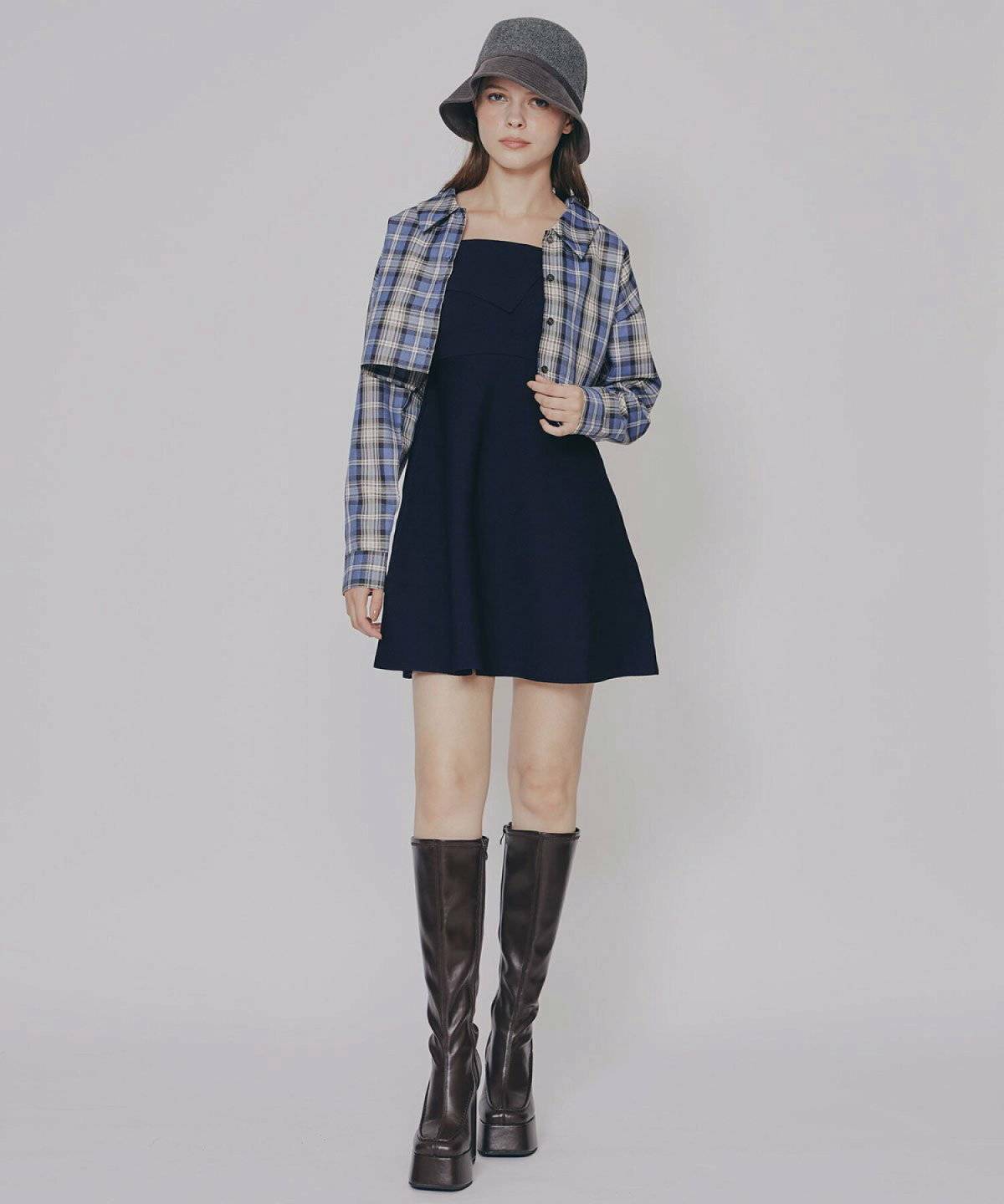 チェック柄ブラウスに黒スカートを合わせた女性
