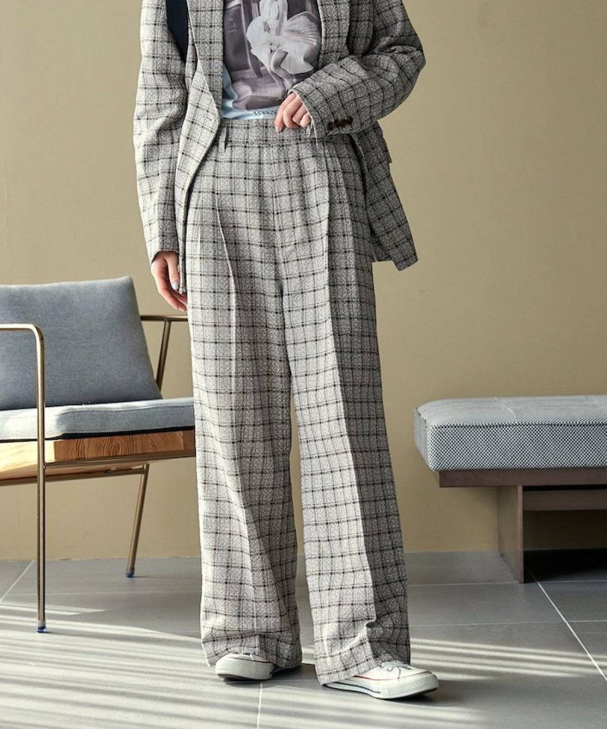 チェック柄のセットアップを着た女性