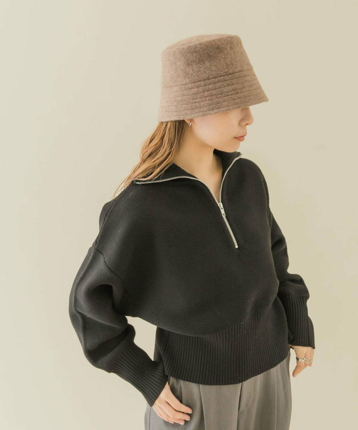 モノトーンコーデの女性