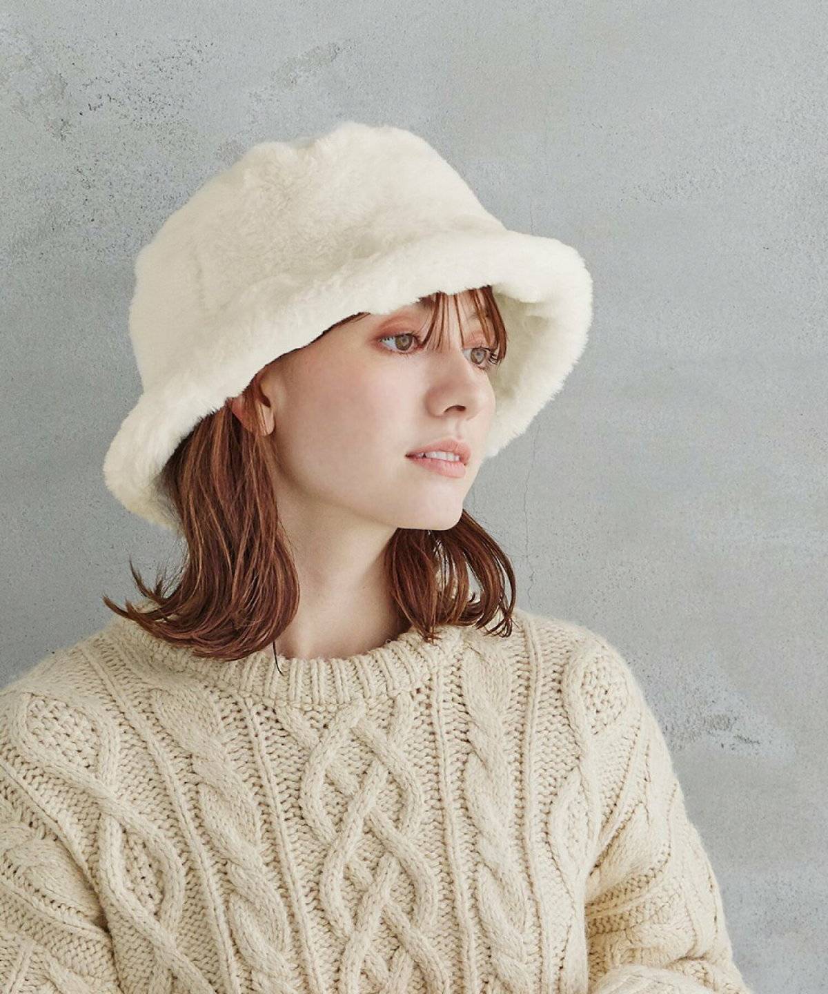 ベージュのワントーンコーデの女性