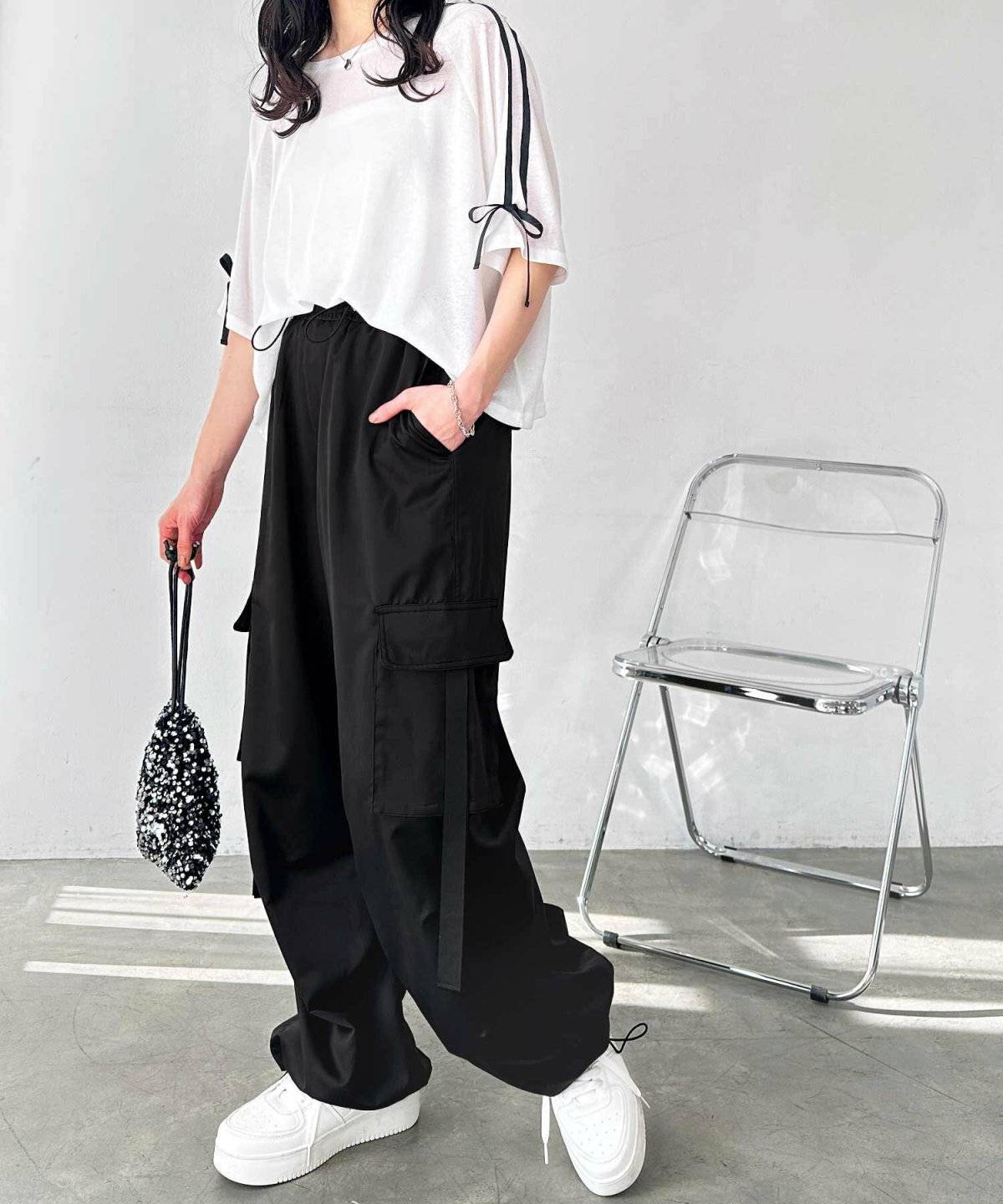 モノトーンコーデの女性
