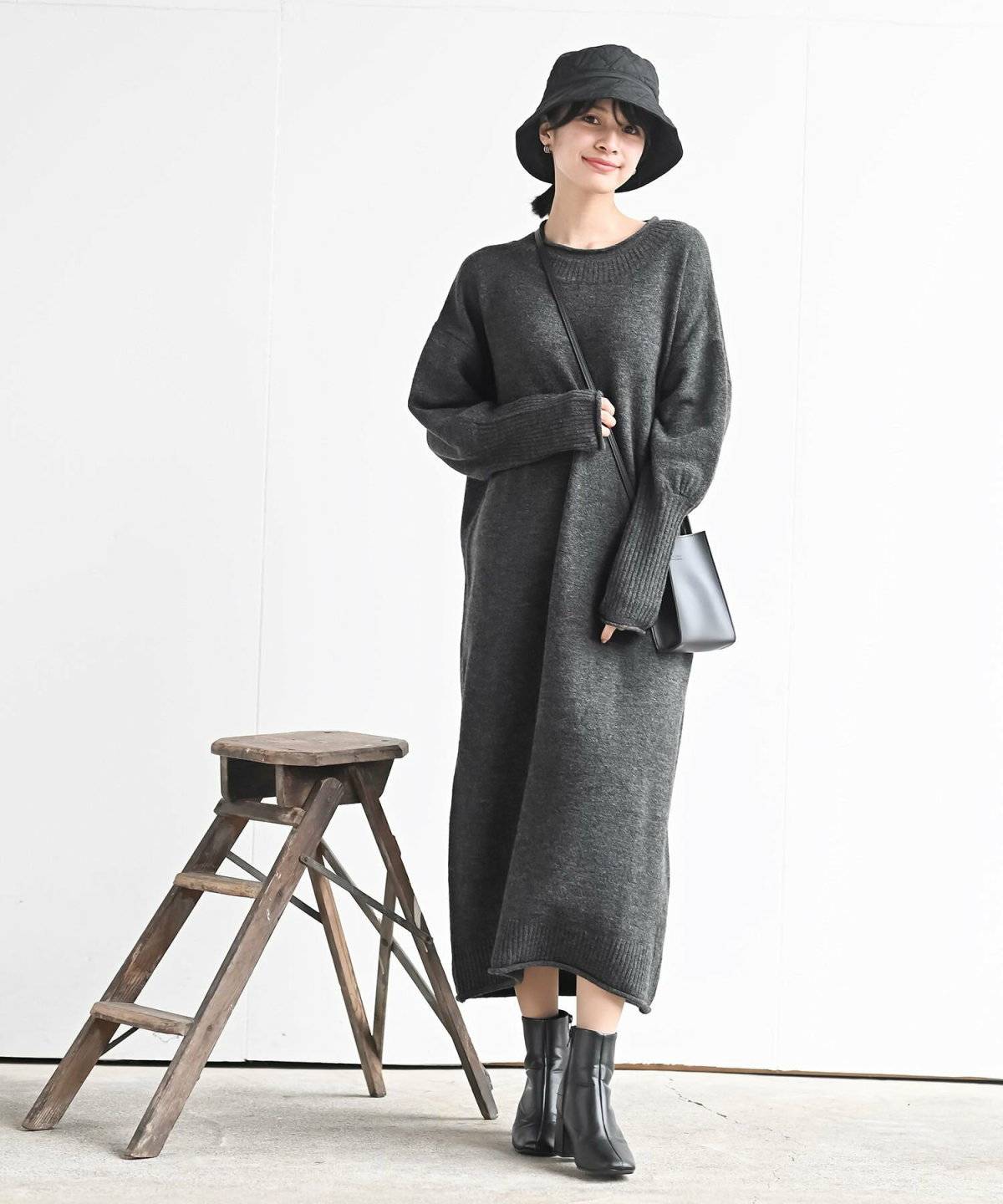 グレーのワントーンコーデの女性