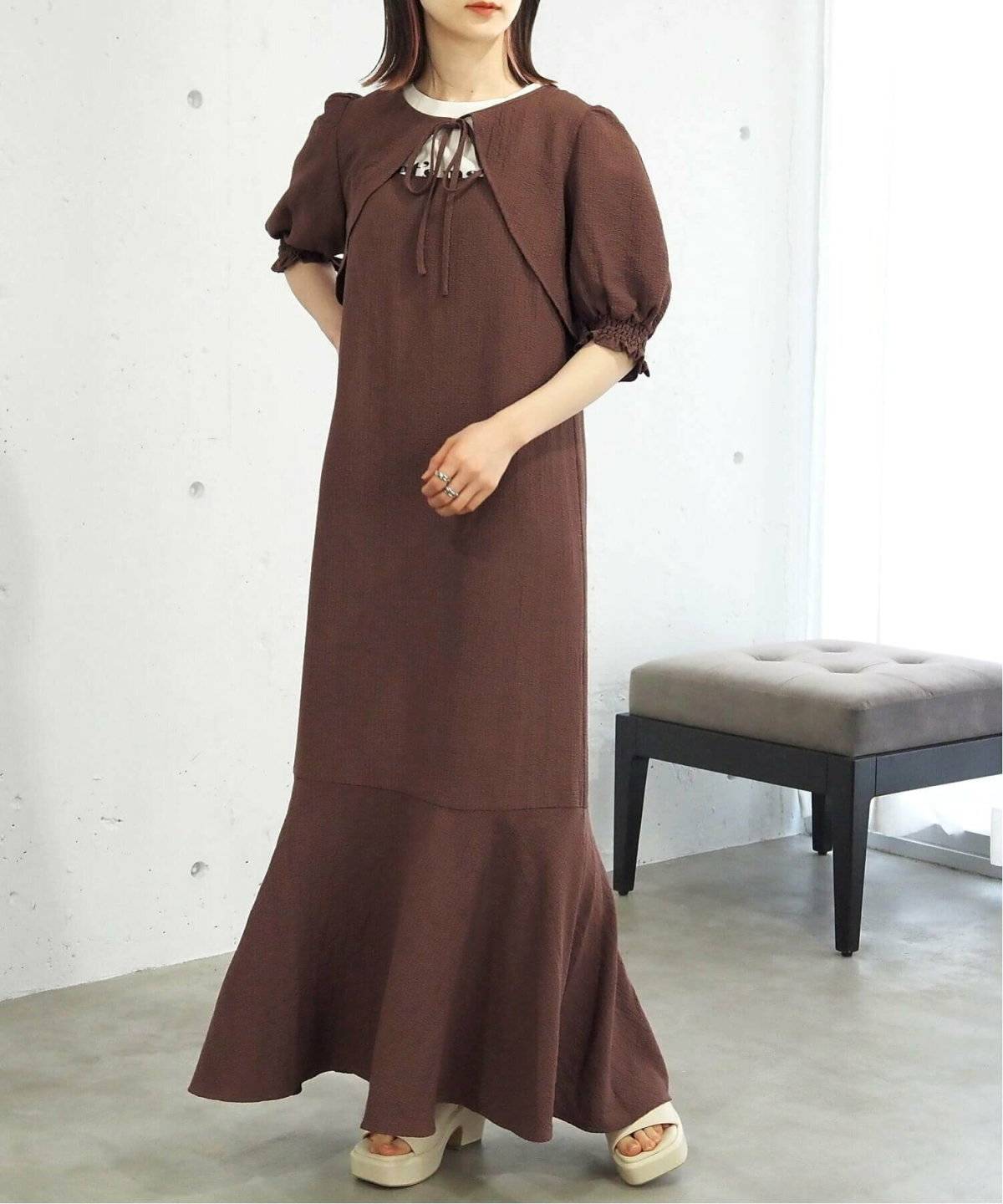 ブラウンのワントーンコーデの女性