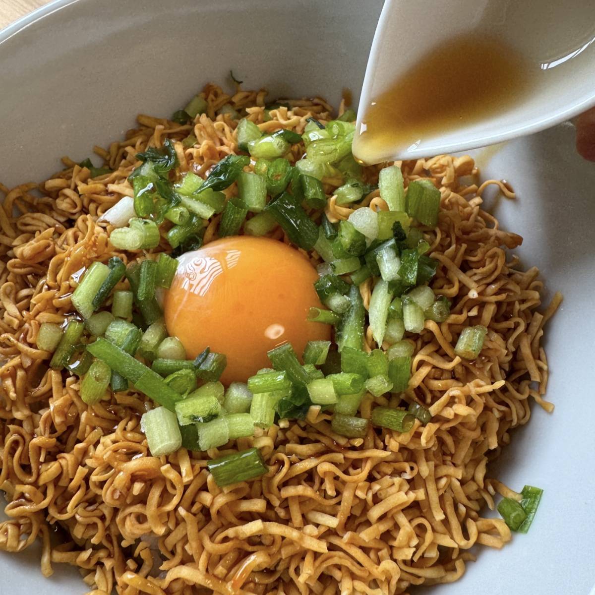 チキンラーメン公式の「簡単ヤバうま! ザクザク チキラーTKG」のレシピ