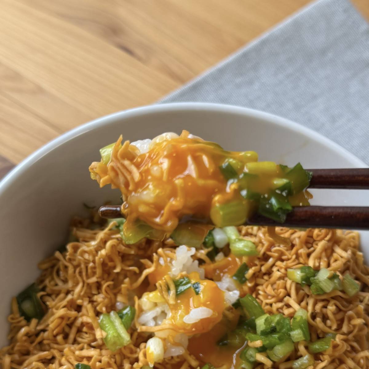 チキンラーメン公式の「簡単ヤバうま! ザクザク チキラーTKG」のレシピ