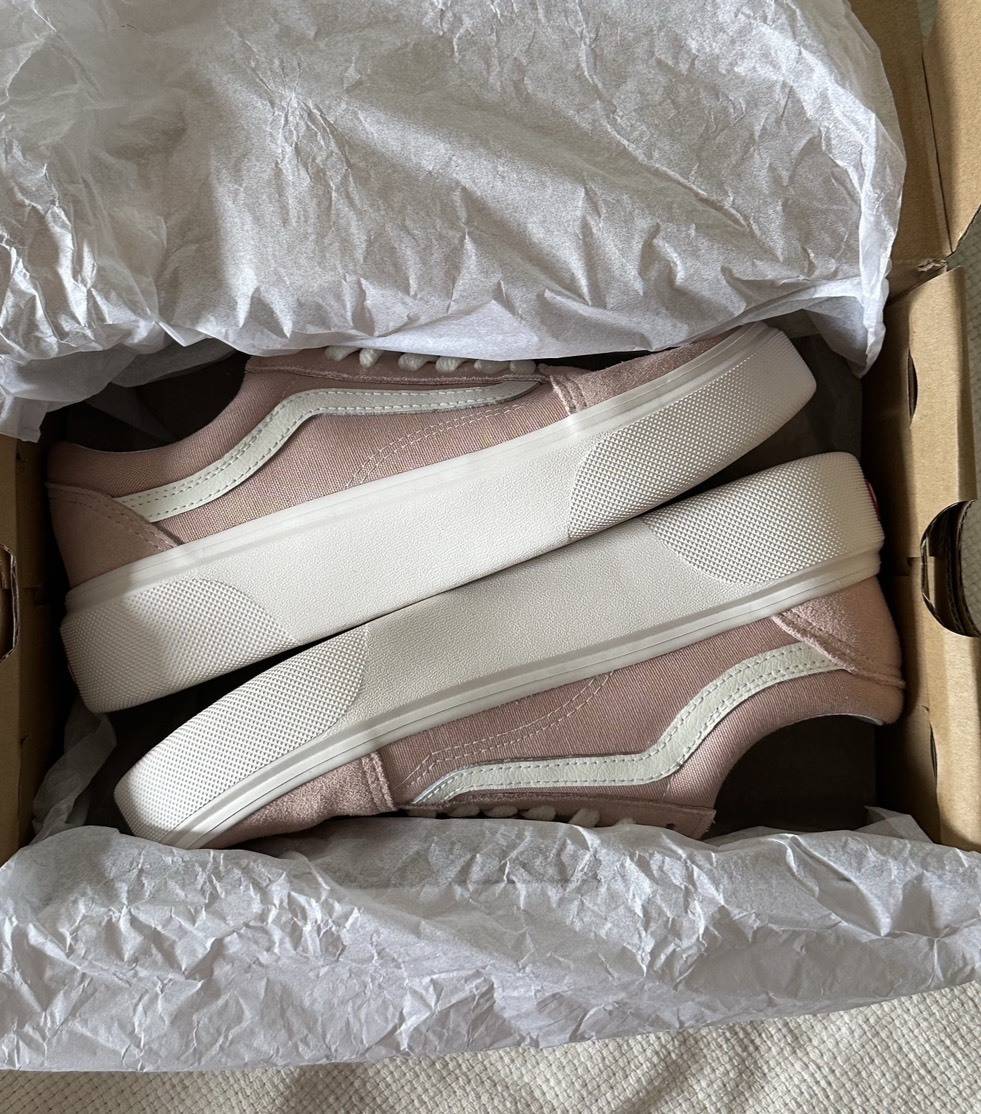 ピンクのスニーカー