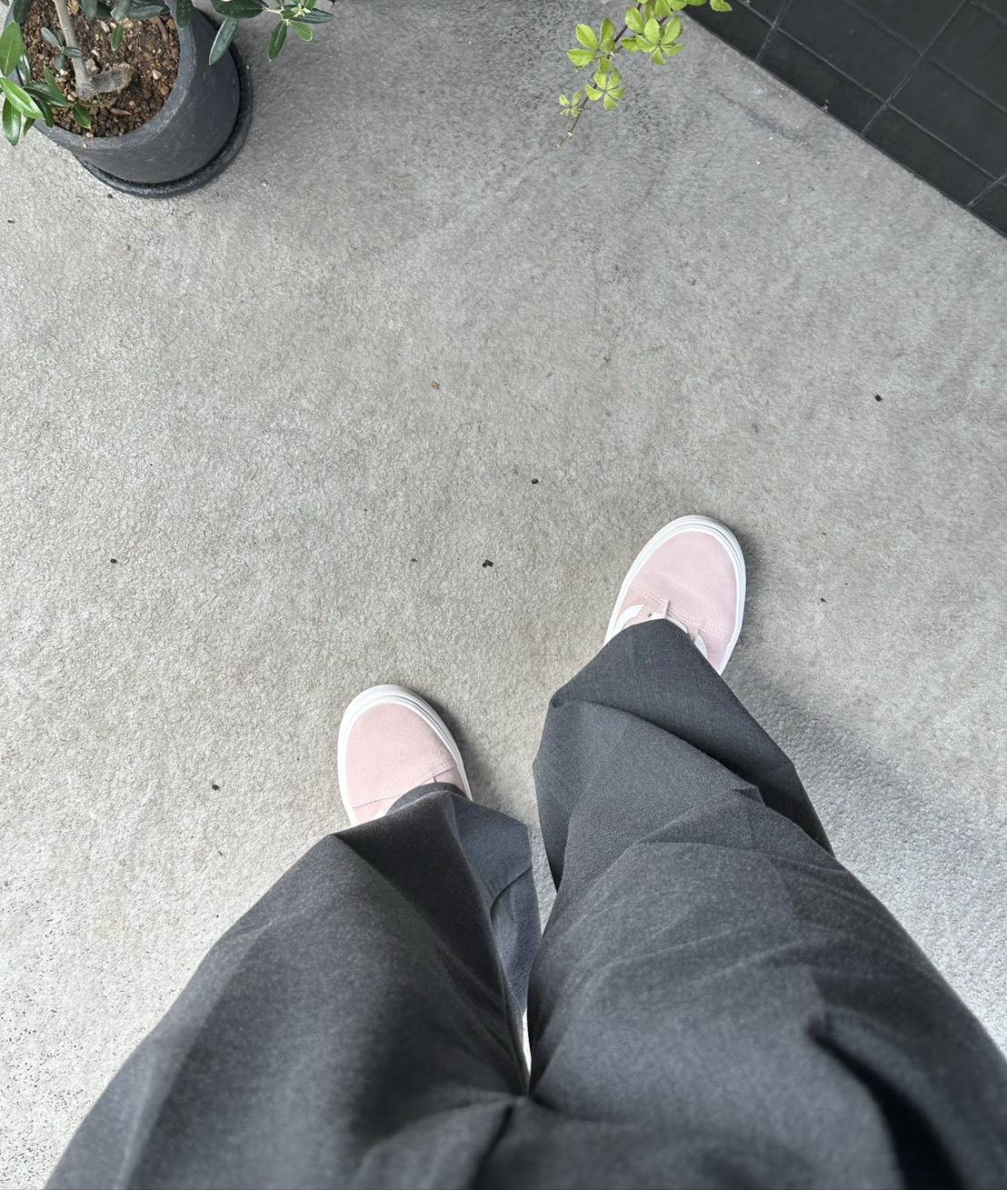 ピンクのスニーカー