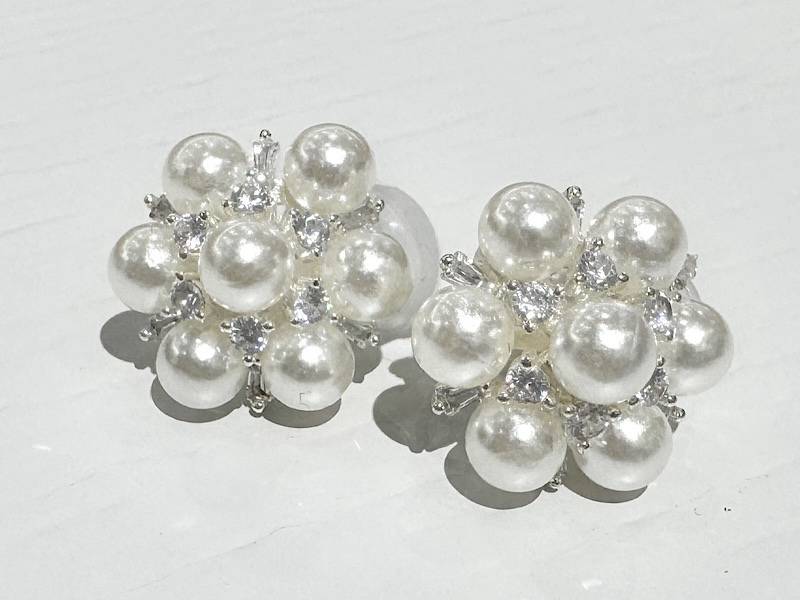 キラキラパールイヤリングをアップにした写真