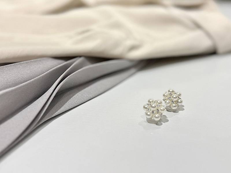 イヤリングとコーディネートしたイメージ画像