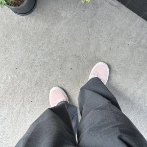 デニムもワンピも即春顔に♪大人カジュアルに映える“くすみピンク”スニーカー