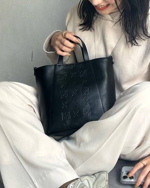 モノグラムの型押しレザーバッグ