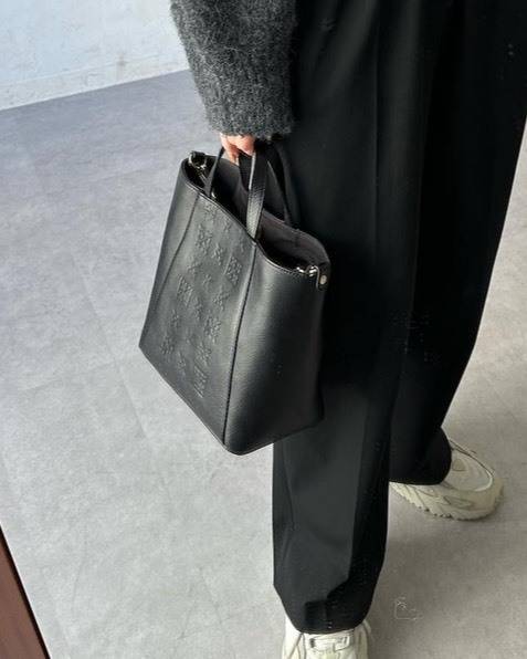 モノグラムの型押しレザーバッグ