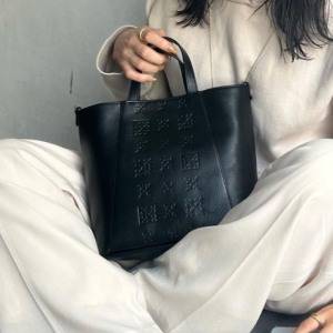 シンプルコーデの完成度が上がる。上質「レザーバッグ」で大人の余裕を演出