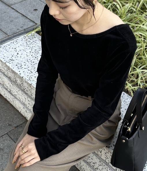 ブラックのベロアトップス