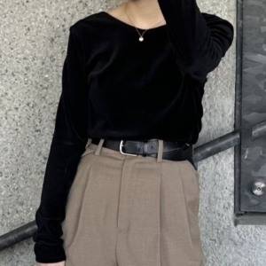 動くたびツヤめく“黒ベロア”が素敵♡シンプルな装いが華やぐ「主役級トップス」