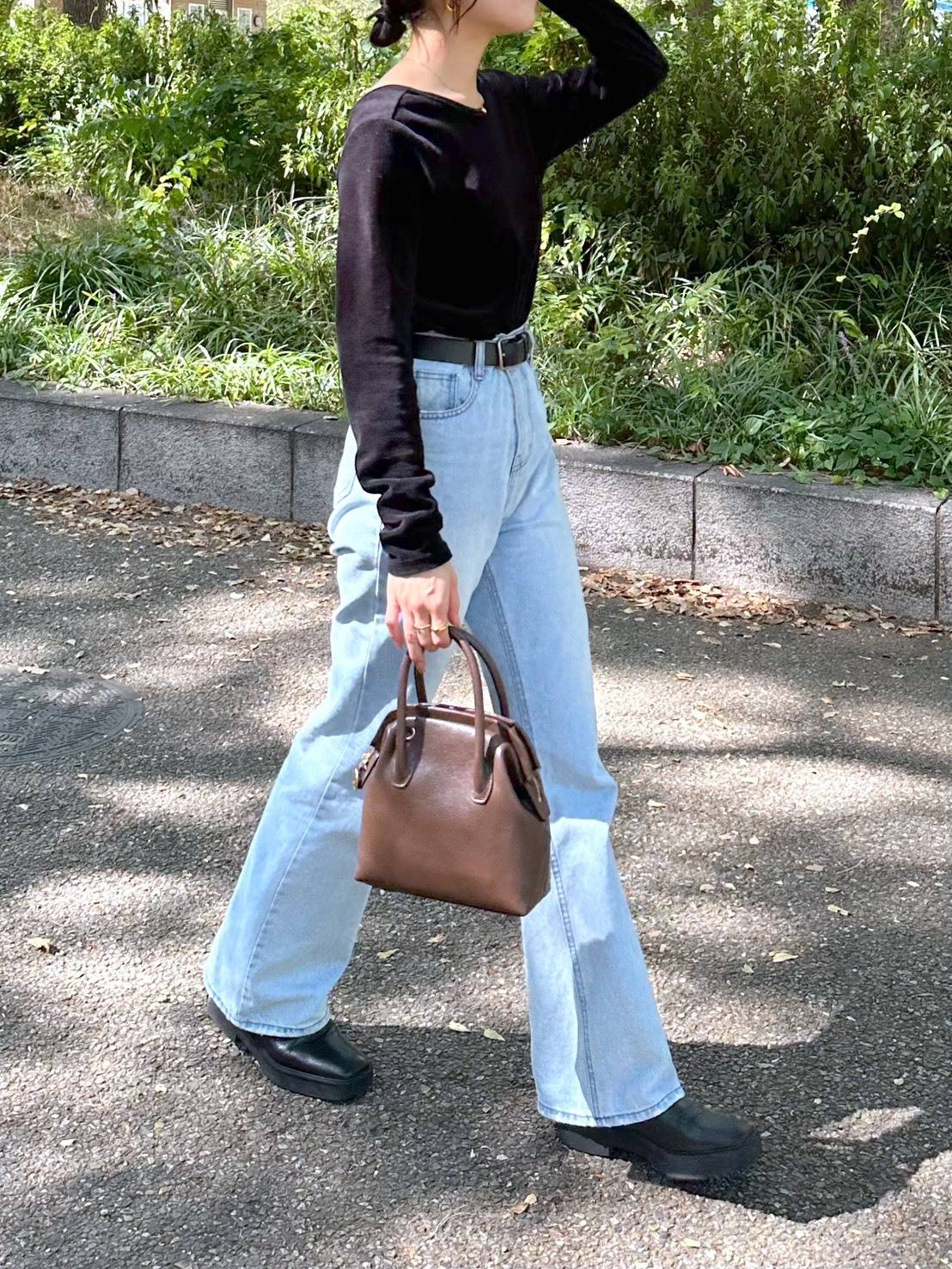 薄いブルーのフレアデニム