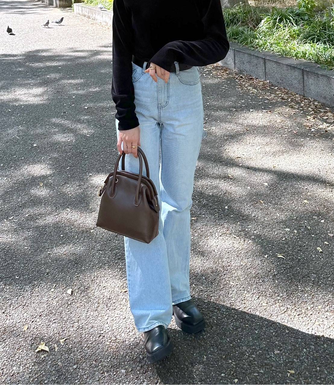 薄いブルーのフレアデニム