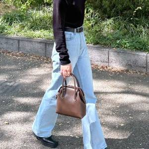 トレンド感が出る春夏デニム。軽やかな「薄ブルーフレア」で季節を先取り♪