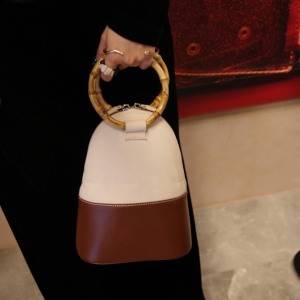 異素材ミックスがセンスいい。洗練が宿る「ajew」バンブーハンドルバッグ