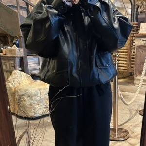 シンプル服にエッジと品を。永遠に使える定番アウター「レザーブルゾン」