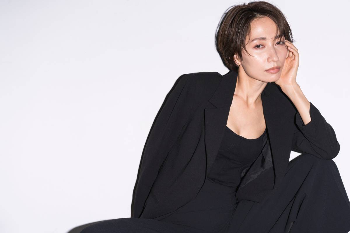 オールブラックコーデのクールビューティーンな女性