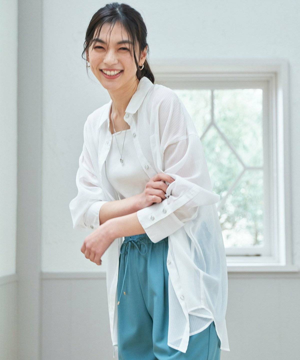 春コーデの女性