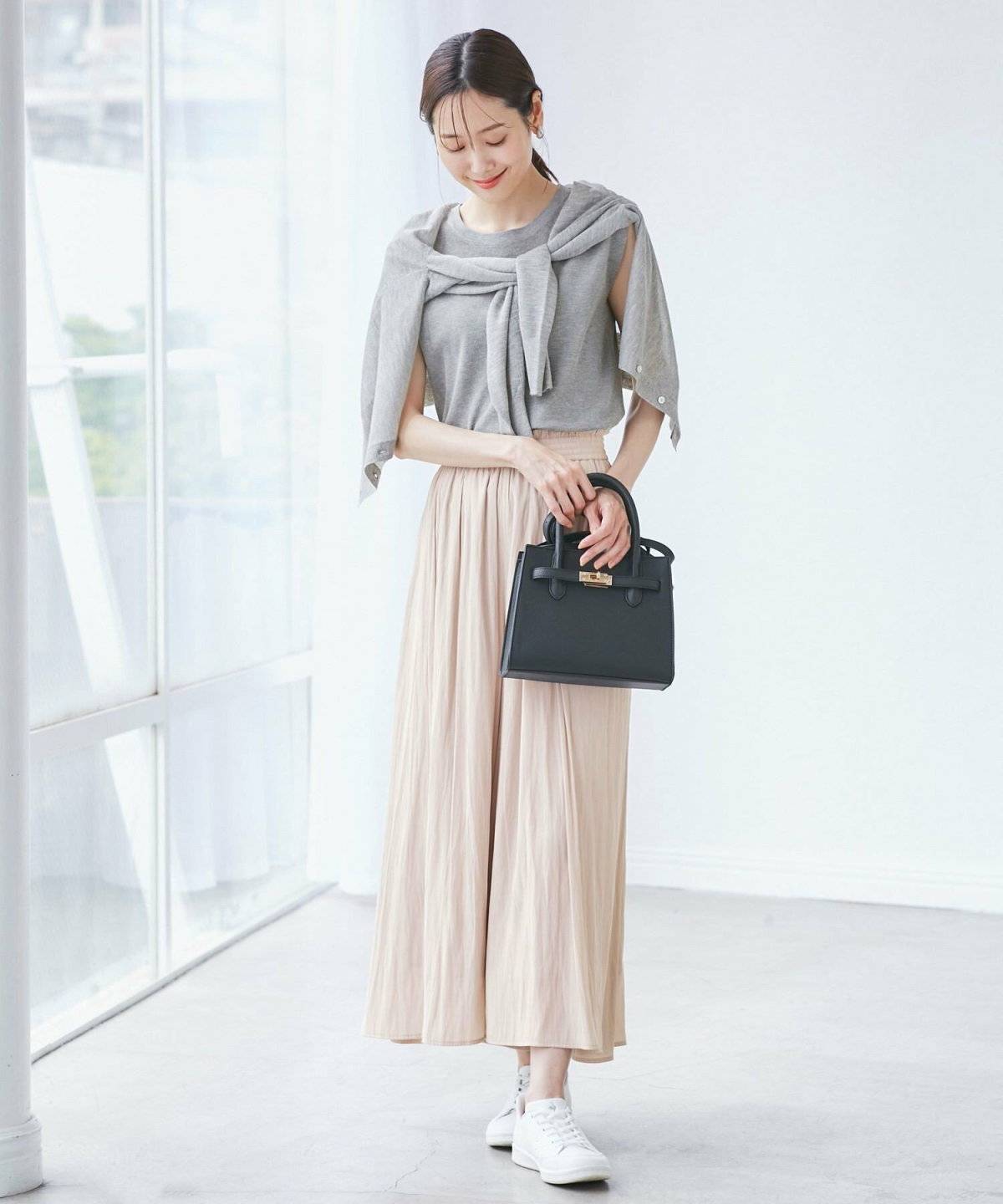 スカンツコーデの女性