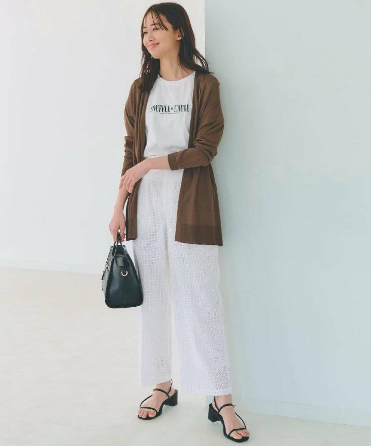 スカンツコーデの女性