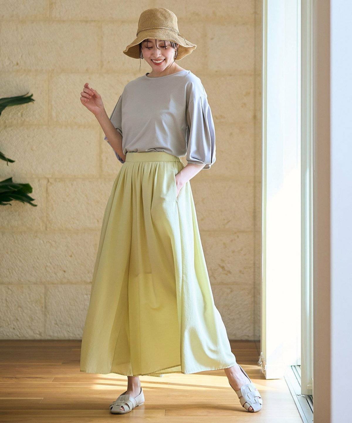 スカンツコーデの女性