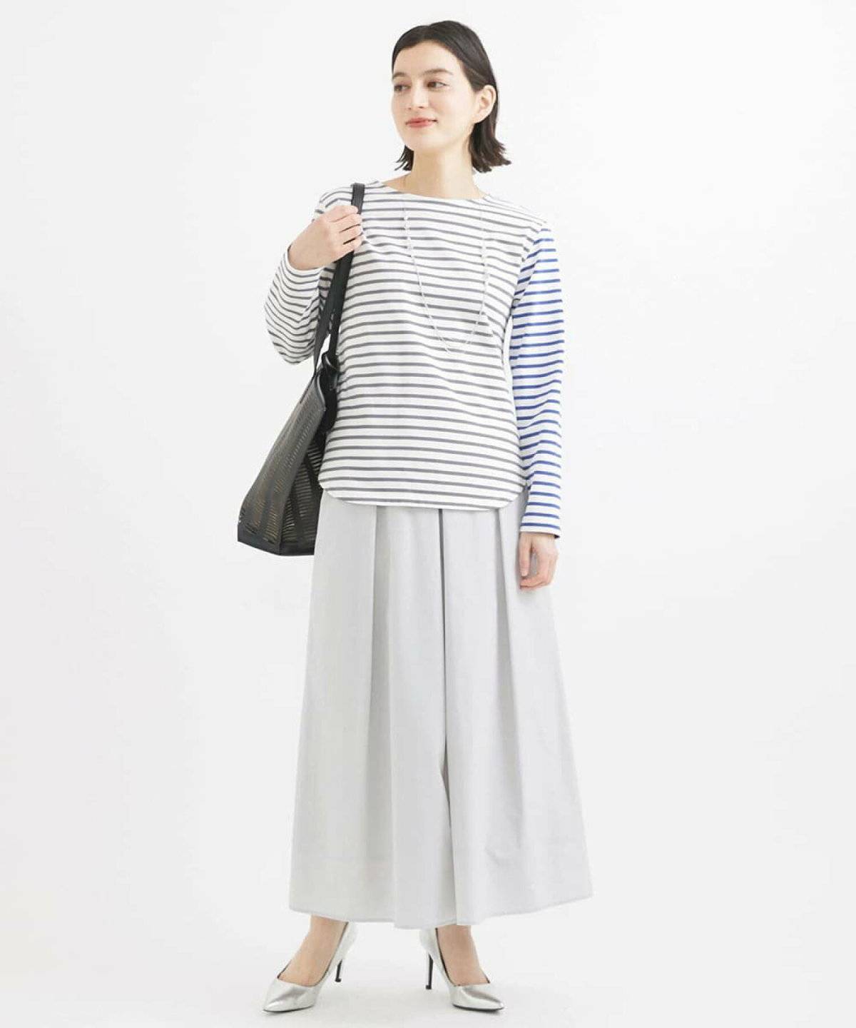 スカンツコーデの女性