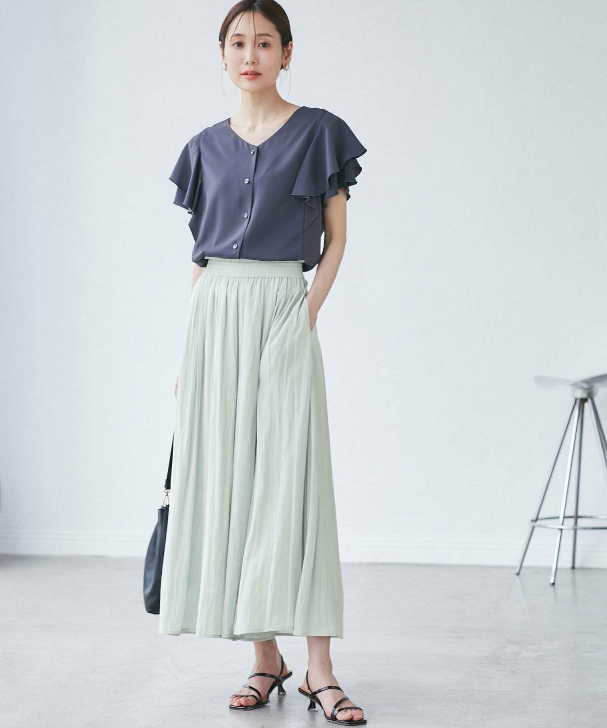 スカンツコーデの女性