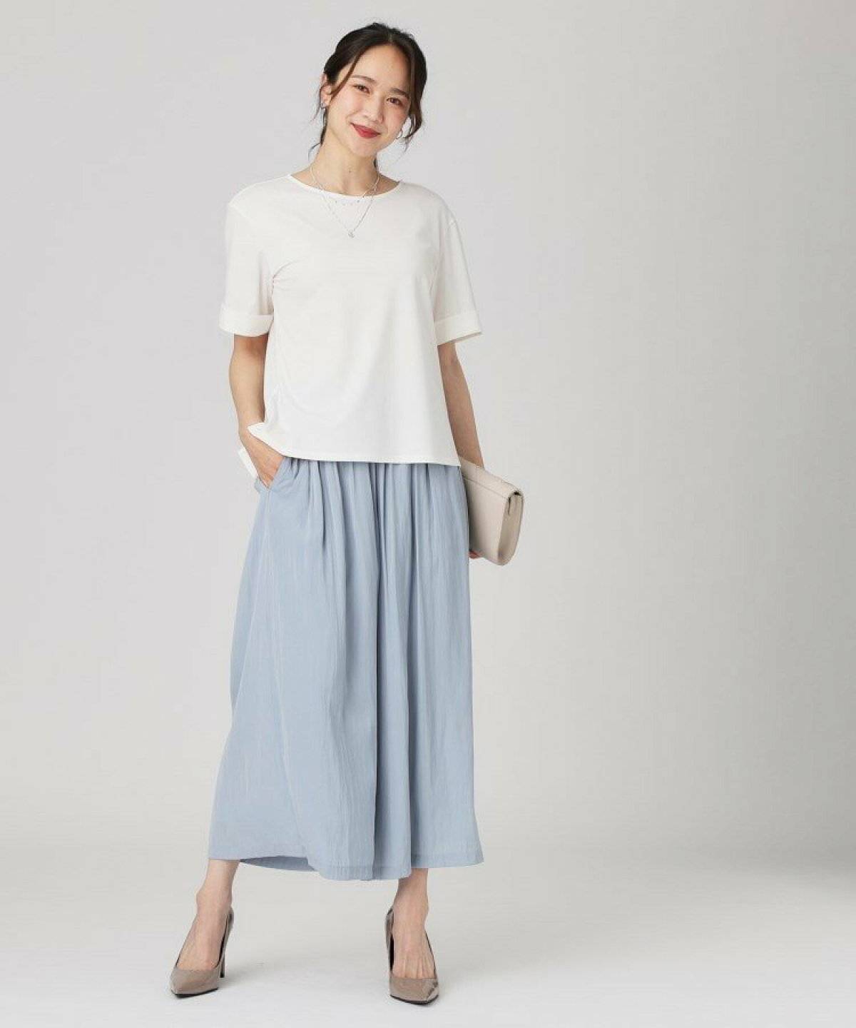 スカンツコーデの女性