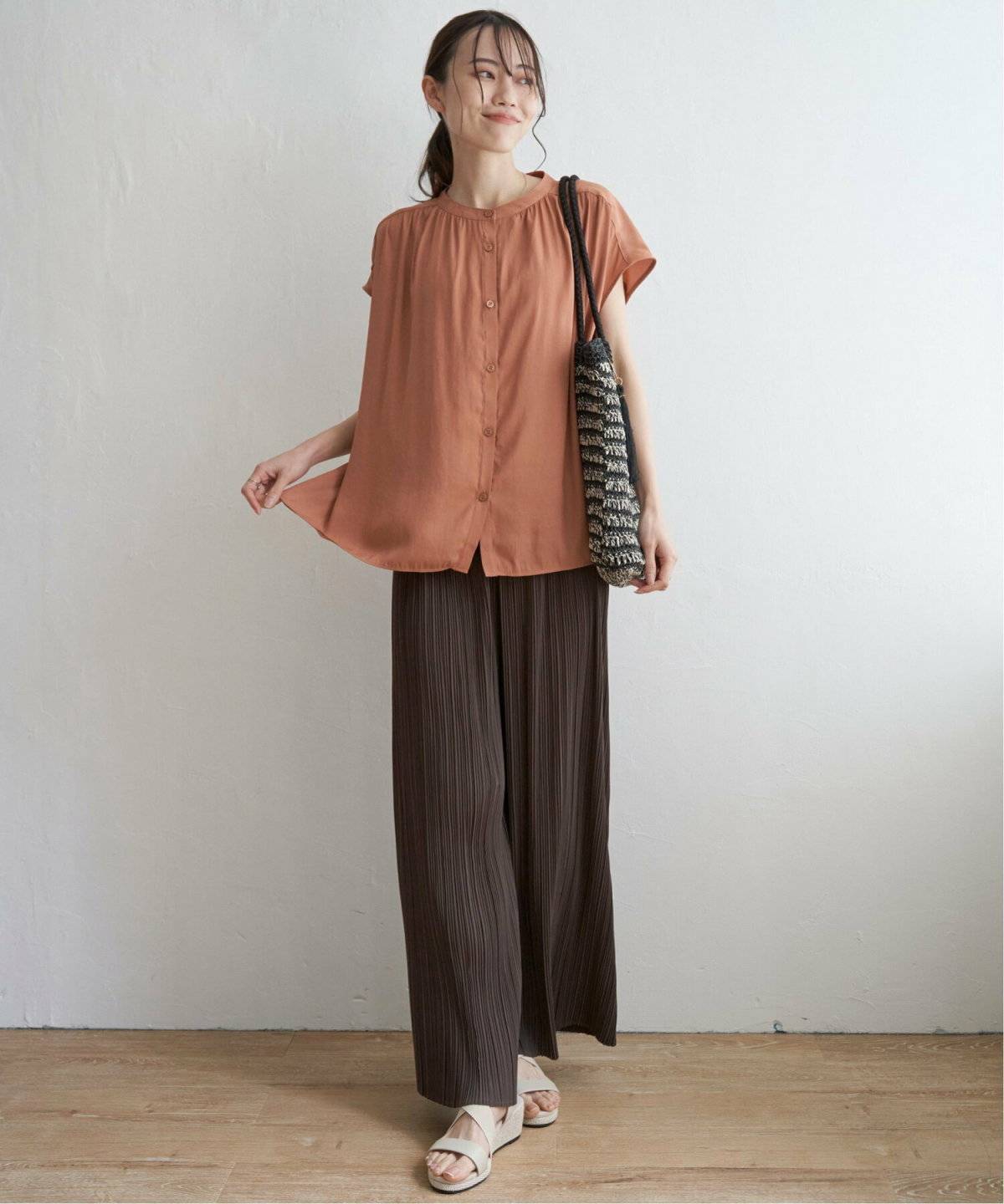 スカンツコーデの女性