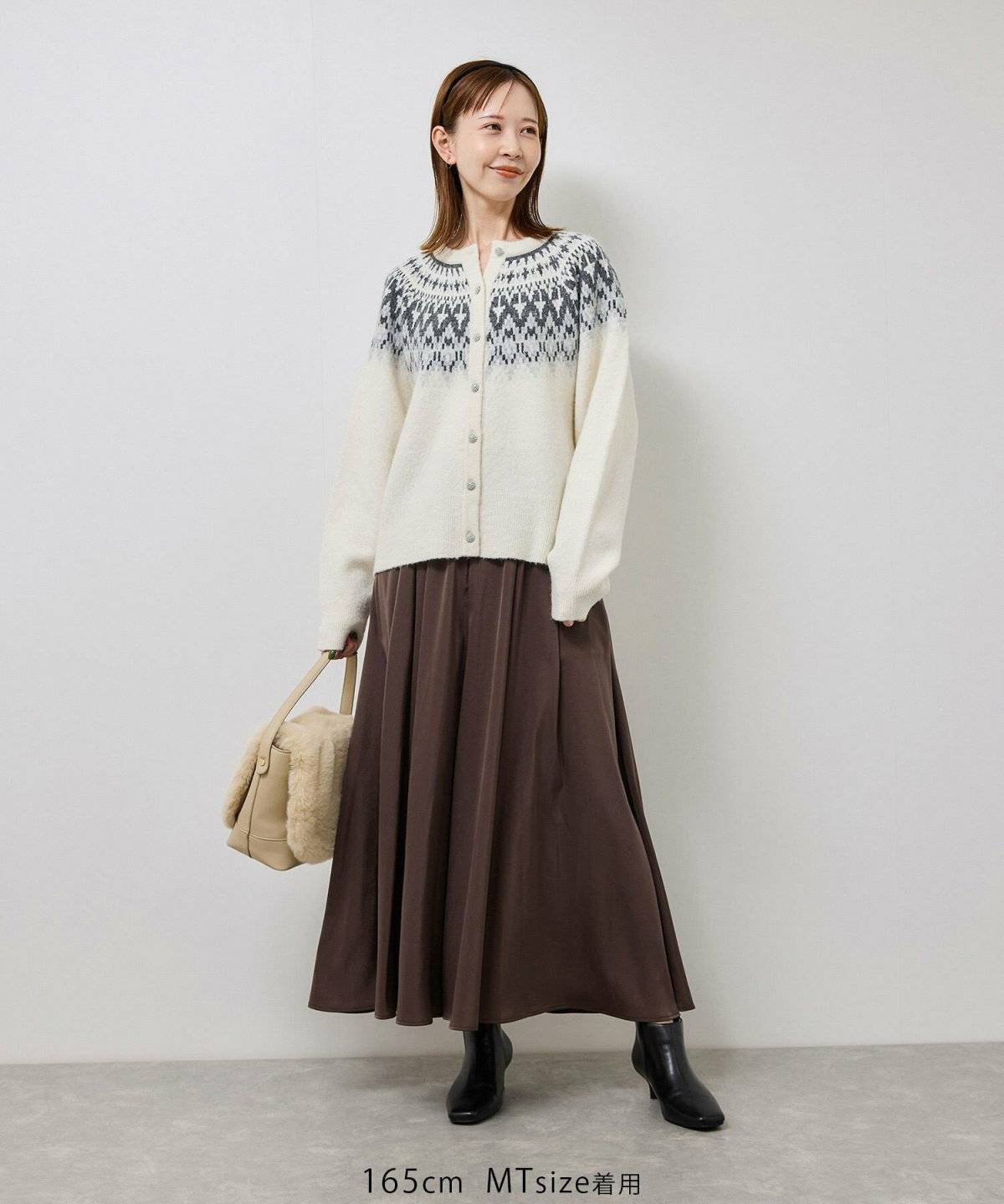 スカンツコーデの女性