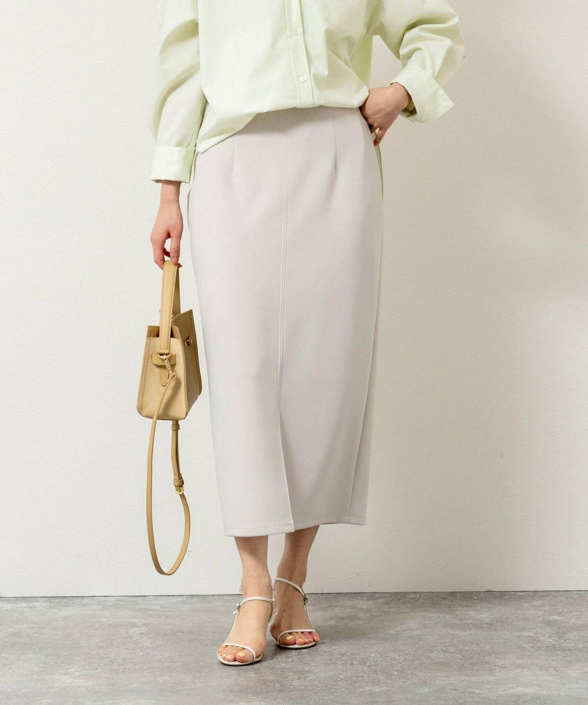 春コーデの女性