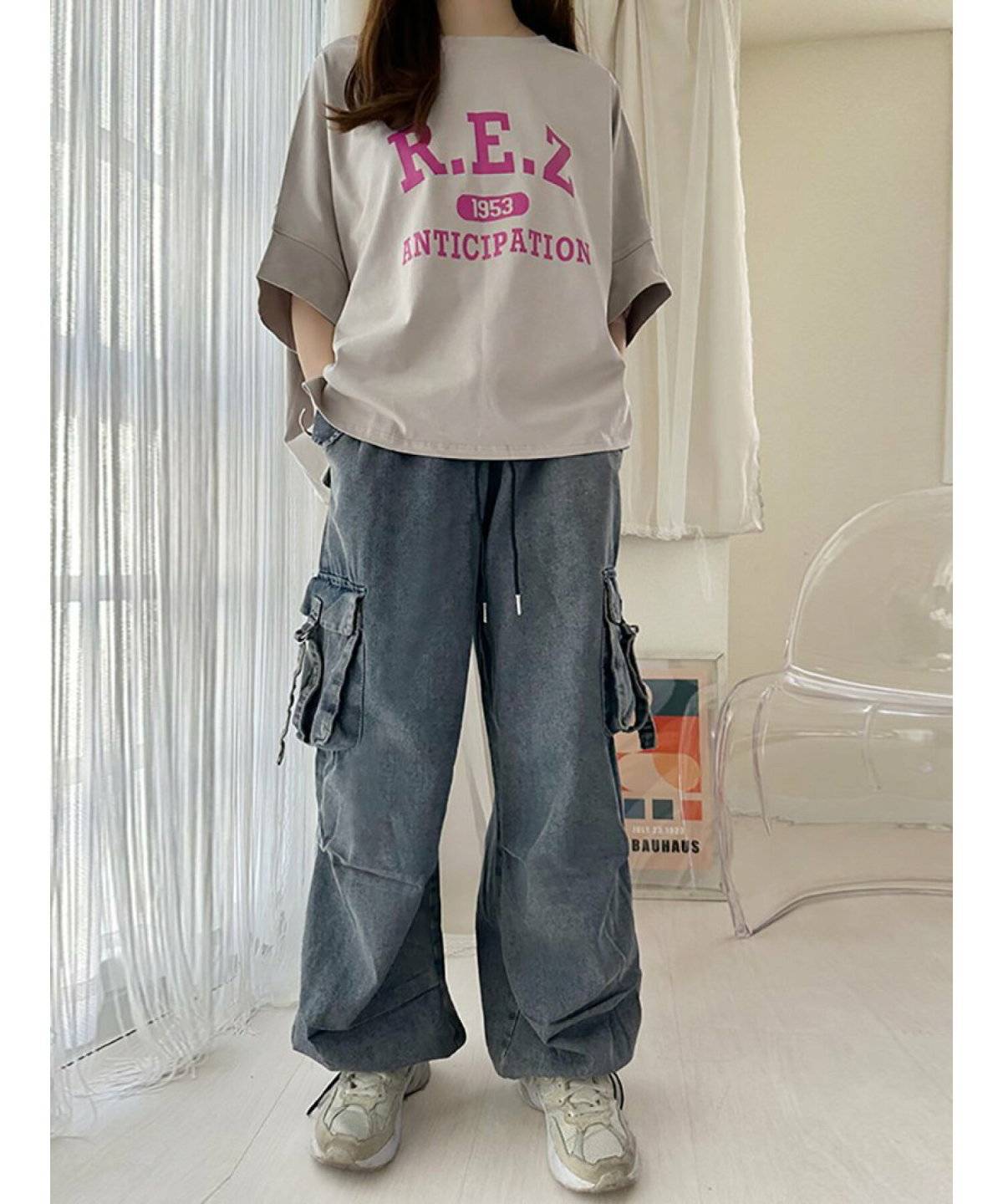 春コーデの女性