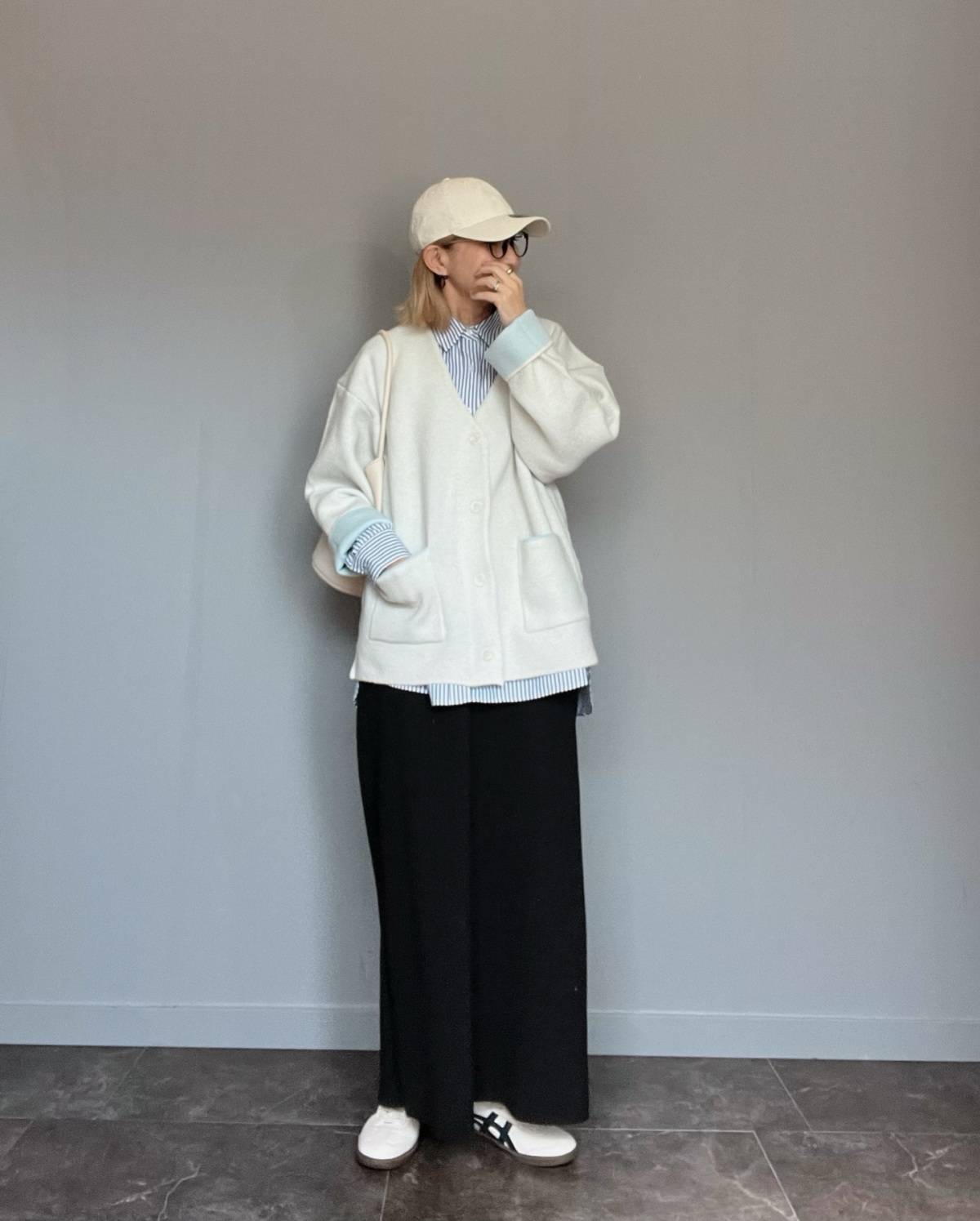 ストライプ柄シャツ×白カーディガン