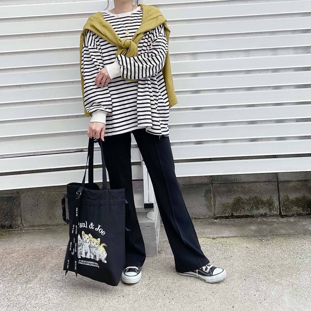 ボーダー柄トップスにカーディガンを肩掛けする！