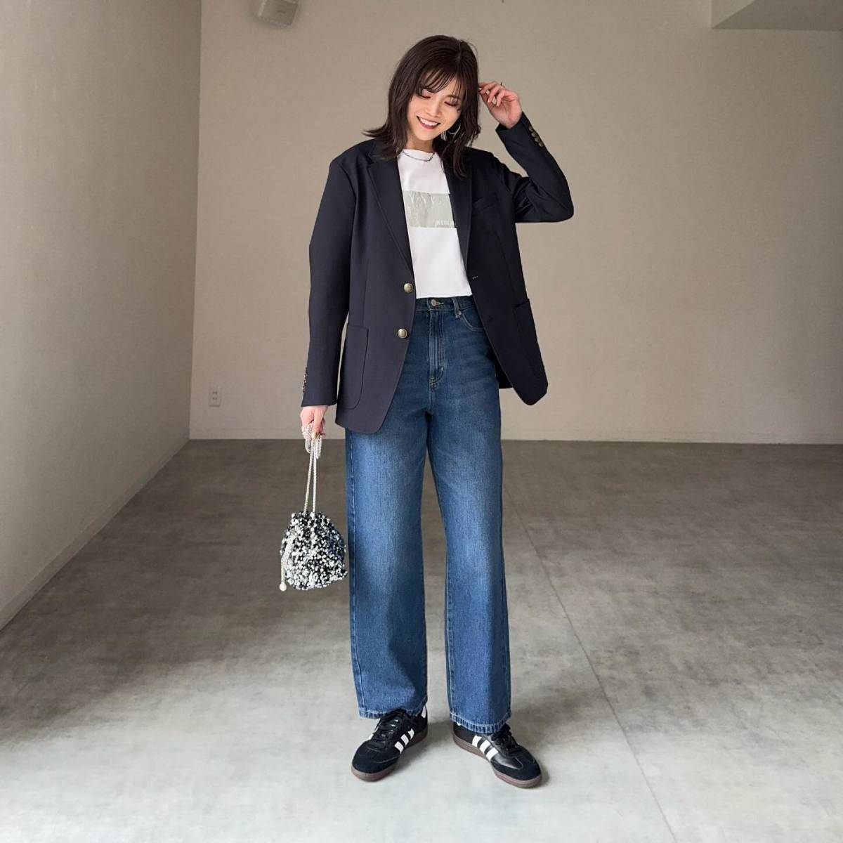 ジャケット×デニムパンツのMIXコーデ