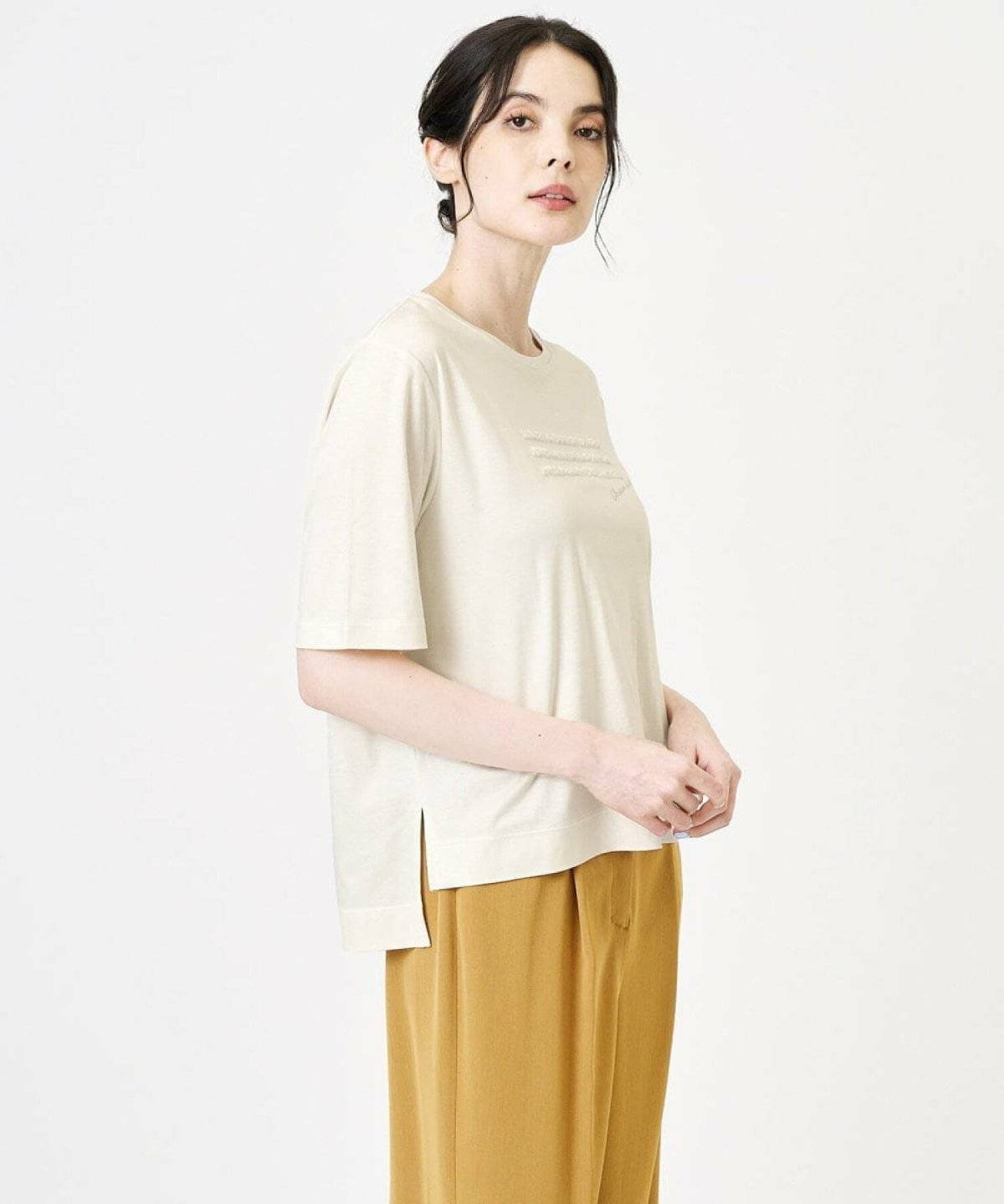 Tシャツを着た女性