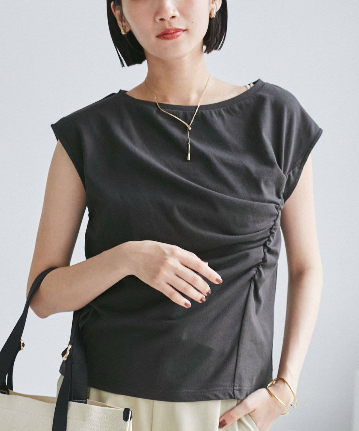 Tシャツを着た女性