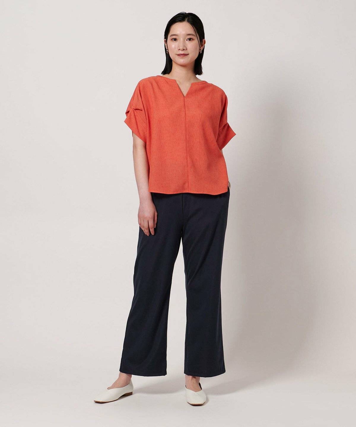 Tシャツを着た女性