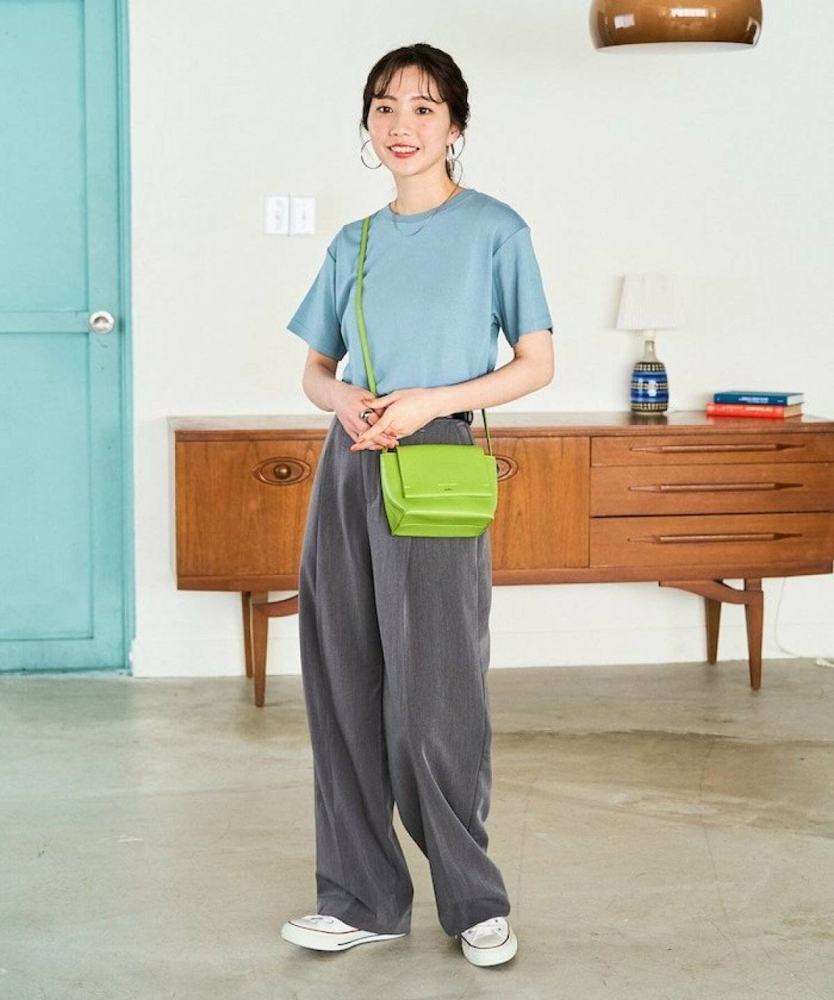 Tシャツを着た女性