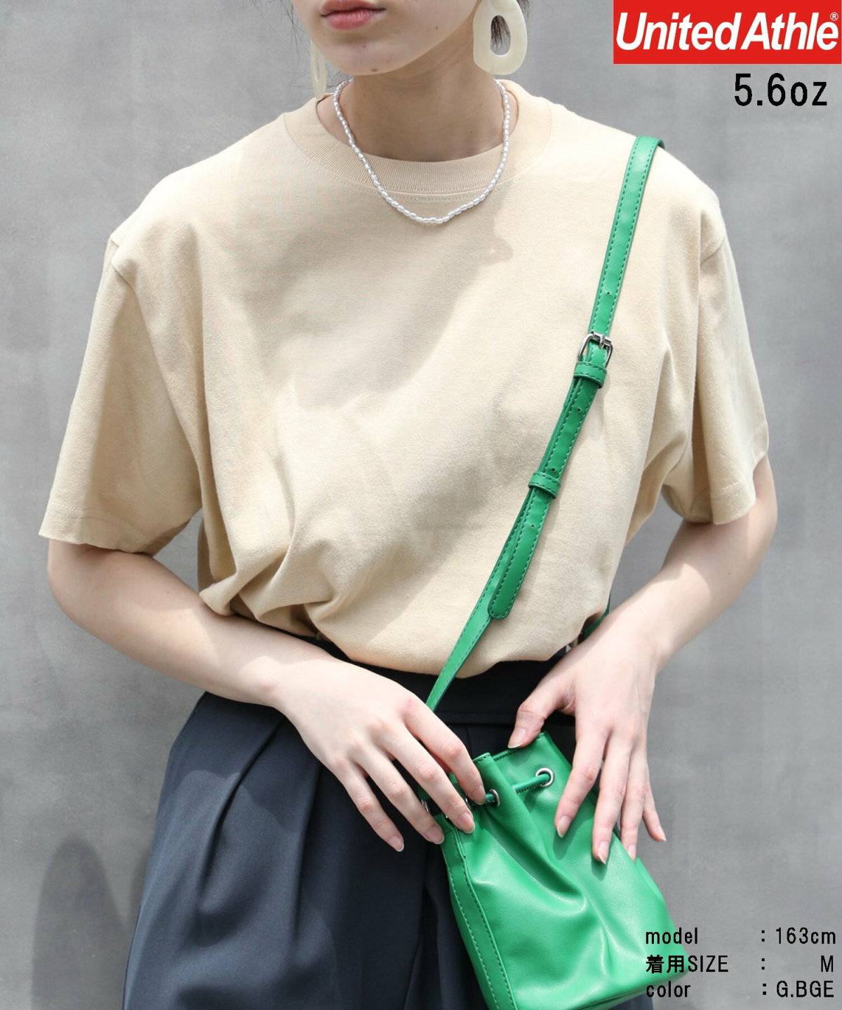 Tシャツを着た女性