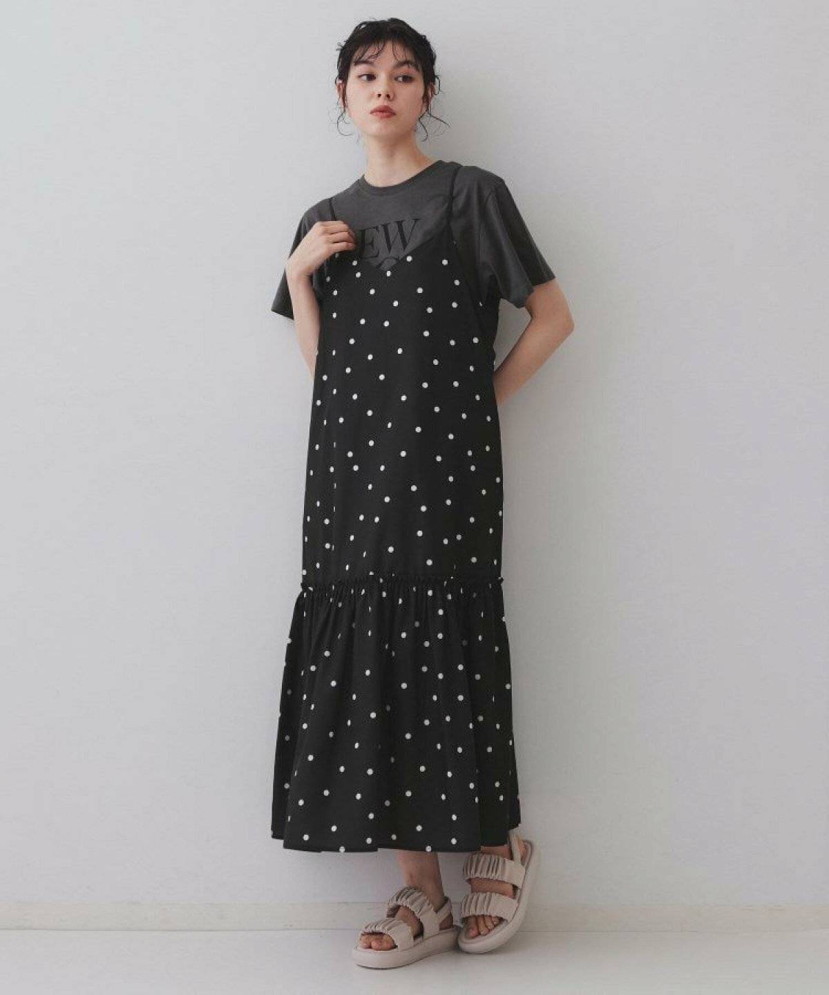 初夏コーデの女性