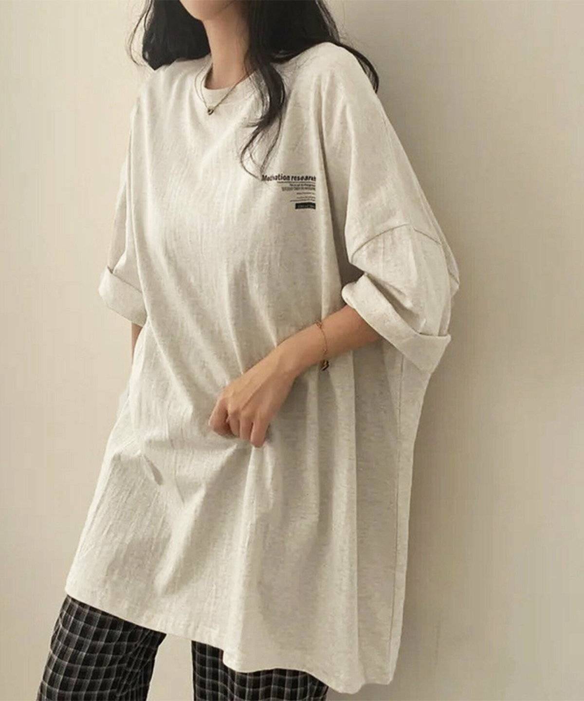 初夏コーデの女性